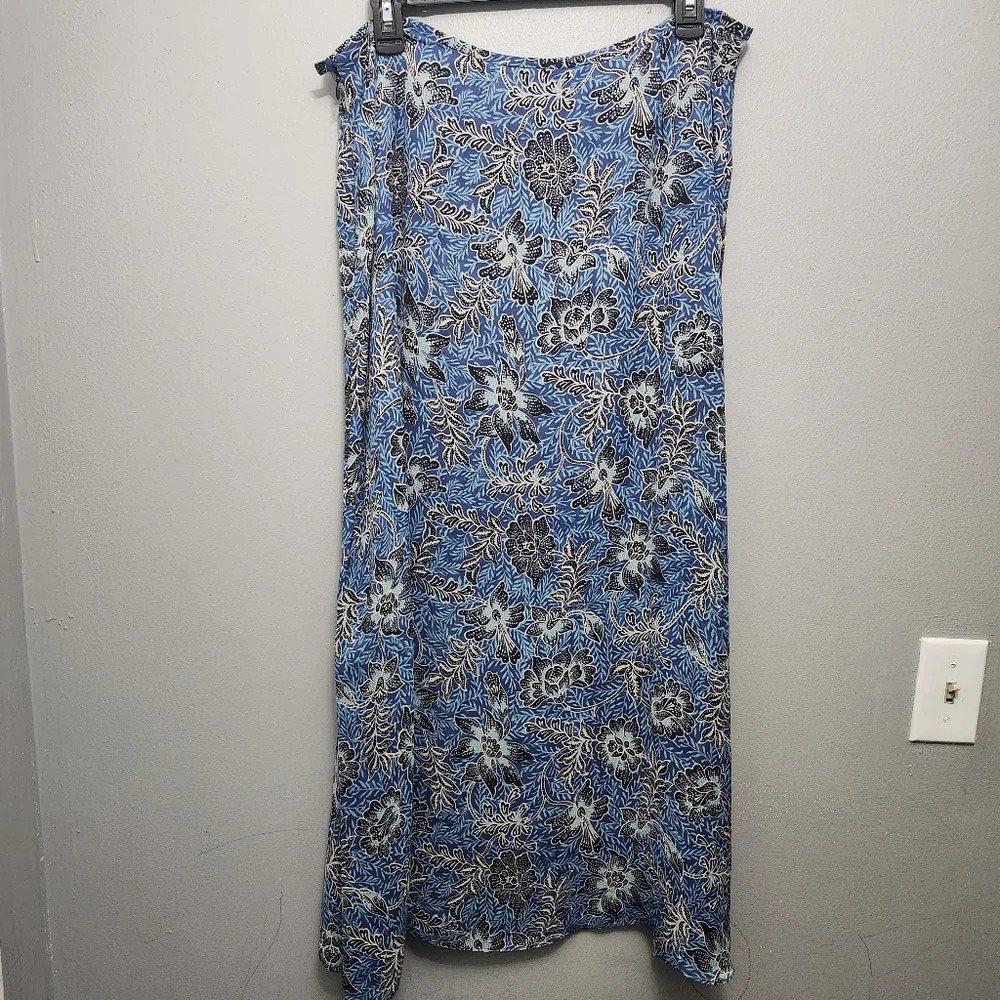 Charter Club women's maxi skirt size 14 floral blue 100% silk Resort Vacation
